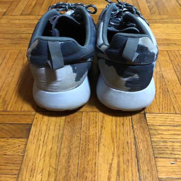 Nike Women’s Roshe Run Print Camo - Picture 4 of 9